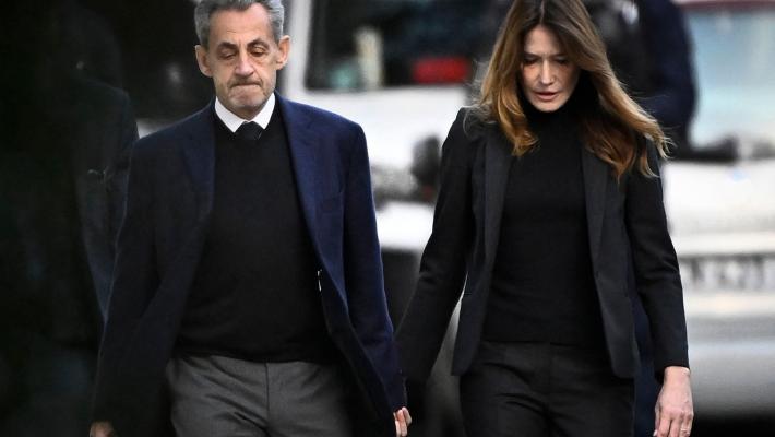 Sarkozy va in carcere: l'uscita da casa mano nella mano con Carlà e il post: «Oggi viene rinchiuso un innocente». E' il primo ex presidente della Repubblica nell’Ue ad essere rinchiuso in cella