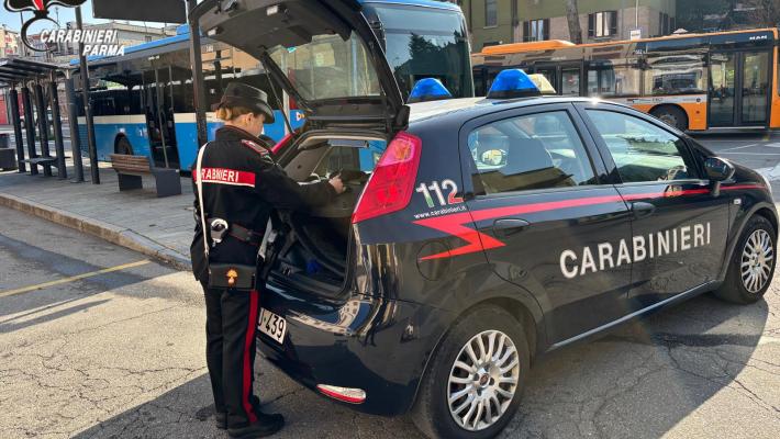 Fornovo di Taro: in meno di dieci minuti colpiscono due attivita’ commerciali della zona arraffando merce per un centinaio di euro. Denunciati per furto 4 stranieri