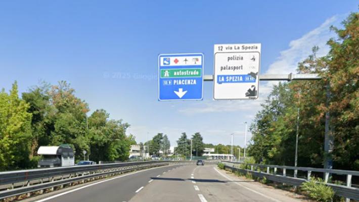 Scontro tra due auto in tangenziale sud: tre feriti al pronto soccorso