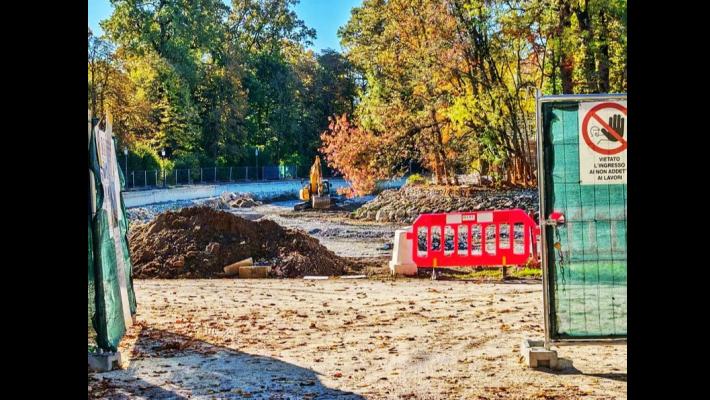 Ruspa al lavoro nel laghetto del parco Ducale