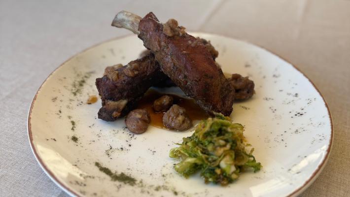 Costine di Cinta Senese con castagne, miele e verza 
