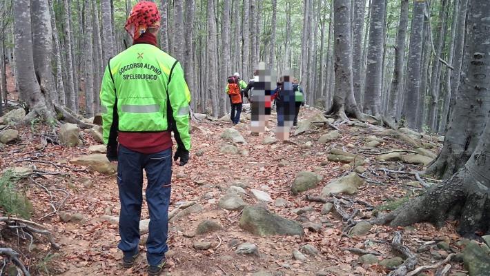 Lagoni, una donna scivola e si ferisce: intervento del soccorso alpino