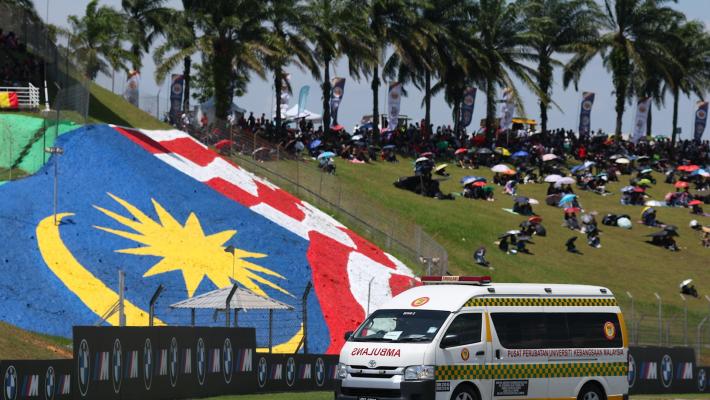 Spaventoso incidente in Moto3 a Sepang, Rueda centra Dettwiler: il 99 ha una sospetta frattura alla mano e svariate contusioni, l'altro avrà bisogno di interventi multipli