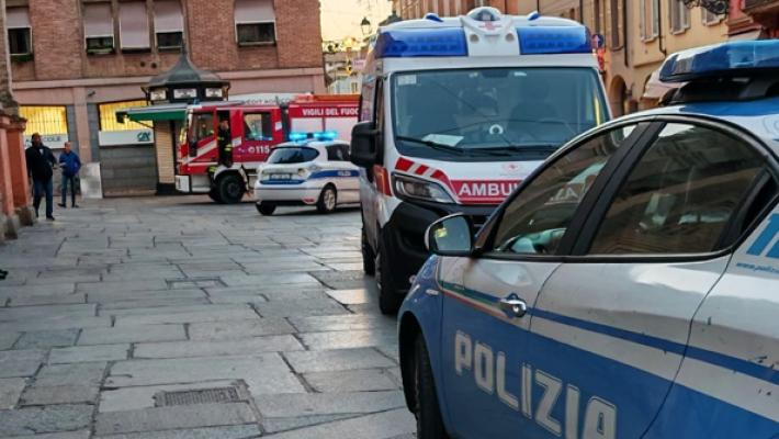 Vigili del fuoco, polizia locale, ambulanza e polizia in via D'Azeglio per emergenza sanitaria 