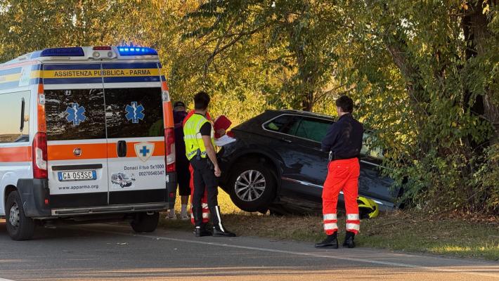 Auto contro una pianta sulla via Emilia. E a Fornovo scontro tra auto e moto: arriva l'elicottero