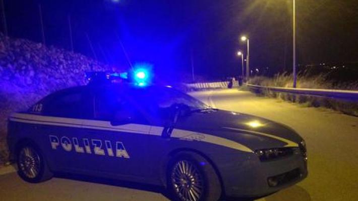 Aggredisce con una mannaia la moglie amputandole il polso e due dita  poi il figlio davanti alla figlia, arrestato