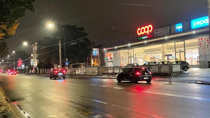 Sempre gravissima la donna investita 