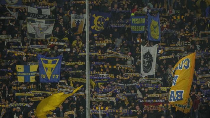 Estevez zoppicante esce dal campo: dentro Sørensen - 24' Parma-Bologna 1-1