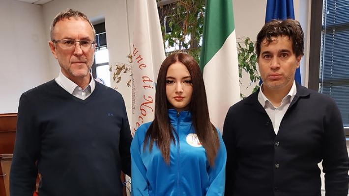 La campionessa di «pole dance» Alessandra Carrara ricevuta in Comune 