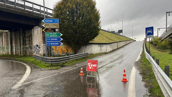 Frontale auto-autobotte pompieri, un morto e 6 feriti 