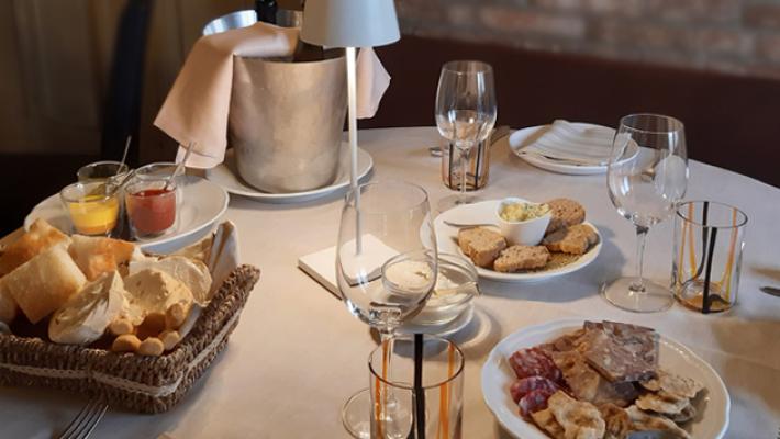 I carabinieri smascherano due furbetti che dopo un lauto pranzo se ne vanno senza pagare. Denunciati due 50enni italiani