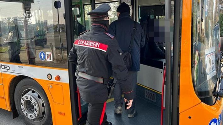 Approfitta di un momento di confusione e ruba il borsello al controllore. Denunciato 19enne italiano