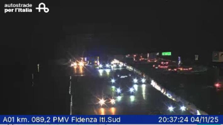 Veicolo in fiamme, disagi e fumo in A1 vicino a Fidenza 