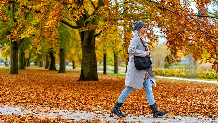 Camminare   mezz'ora  al giorno aiuta il cuore