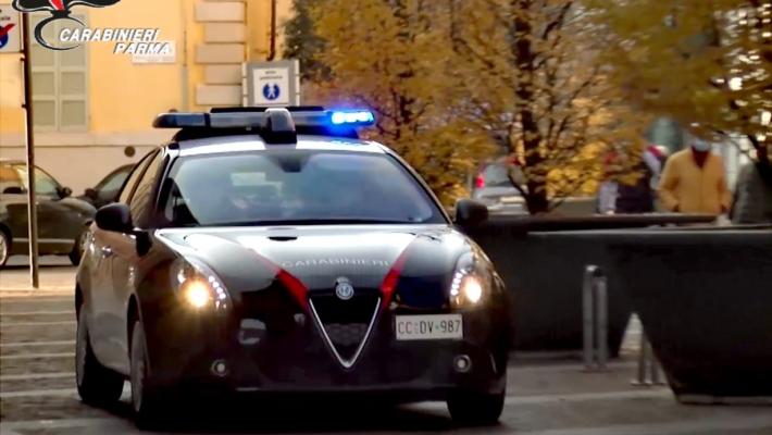 Parma: simula di essere stato investito da un’auto in retromarcia e chiede un indennizzo in contanti all’ignara conducente.  Denunciato per truffa 55enne italiano 