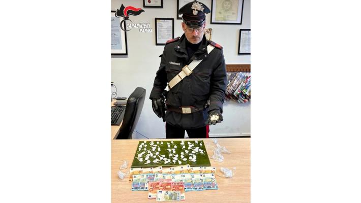 Sala Baganza: nel sottofondo di un portaoggetti dell’auto spuntano 19 dosi di cocaina e giù di 500 euro in contanti. Dalla successiva perquisizione di una stanza d’hotel in provincia vengono sequestra