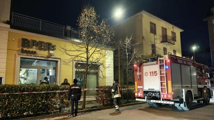 Esplosione nella notte: fatto saltare il bancomat della Bper