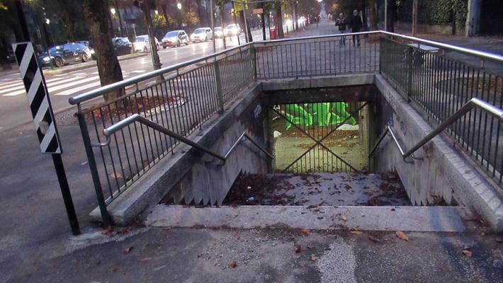 «Il sottopasso pedonale dello Stradone è chiuso da tanto tempo ma c’è la luce accesa»