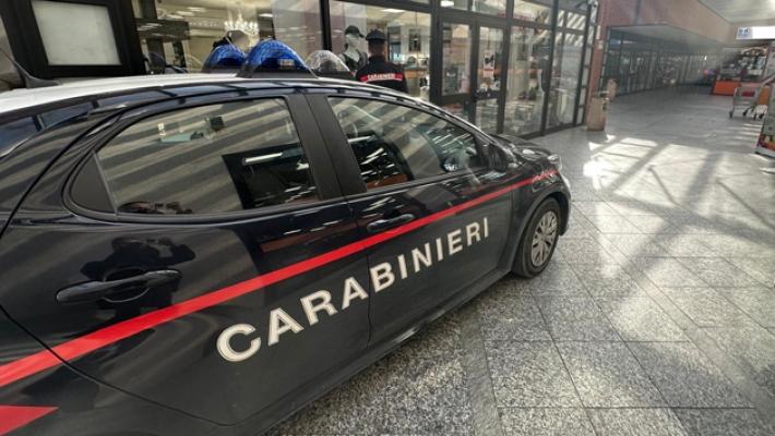 Tenta di fermare l’auto sulla quale erano salite due donne che l’avevano appena borseggiata ma viene investita e scaraventata a terra. fermate per rapina in Lombardia due sudamericane recidive