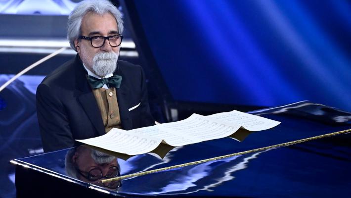 Morto Peppe Vessicchio, il celebre direttore d'orchestra e volto televisivo