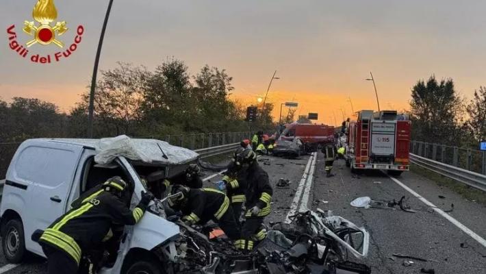 Scontro tra auto sulla tangenziale sud di Bergamo, 3 morti