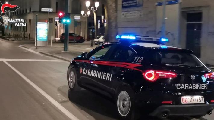 Prima accoltella di striscio un passante che lo aveva sorpreso a rubare su un'auto, poi si scaglia contro i carabinieri intervenuti. 33enne straniero arrestato e portato in carcere per rapina