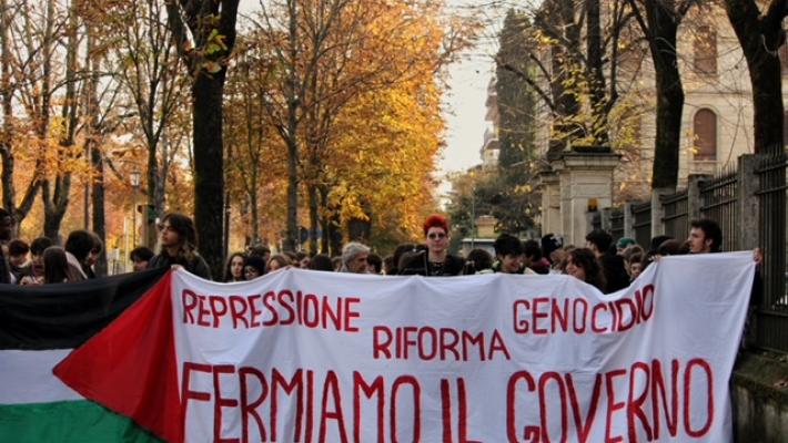 Corteo  in viale Maria Luigia: traffico in tilt sul Lungoparma e sullo Stradone
