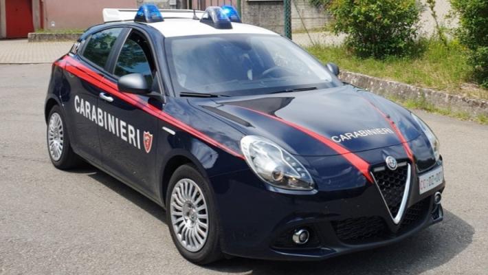 Entra nell'ufficio di un circolo sportivo e arraffa i contanti: viene sorpreso da un socio che chiama i carabinieri. Denunciato per furto 53enne italiano