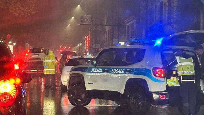 Schianto tra due auto in serata in via Fratti: un ferito