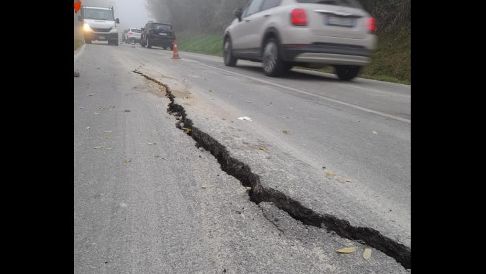 Calestano-Felino, cede un tratto della provinciale 15: viabilità garantita con senso unico alternato 