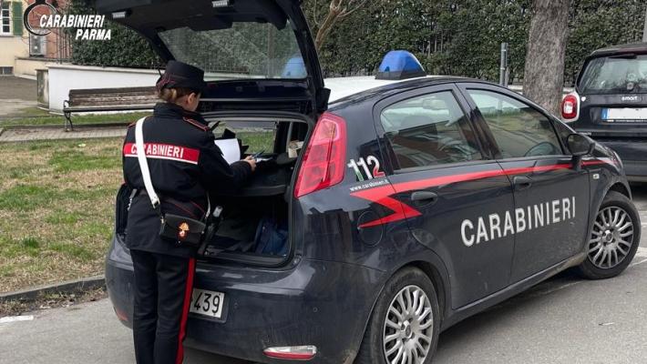 Minaccia di lanciarsi dal balcone di casa: donna dissuasa dai carabinieri