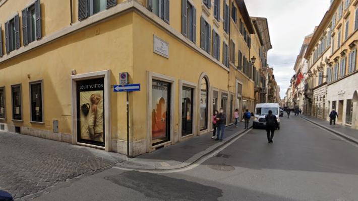 Maxi furto nel negozio di Louis Vuitton in via Condotti a Roma
