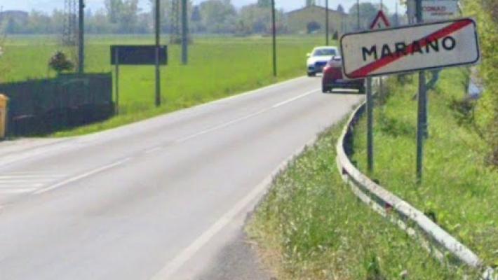 Cede un margine della strada, un camion si adagia su un fianco: via Traversetolo chiusa tra Pilastro e Piazza, ora riaperta