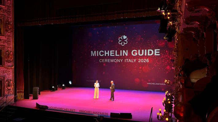 Guida Michelin 2026, al via la presentazione al Teatro Regio: in prima fila tanti chef da Bottura a Cannavacciuolo 
