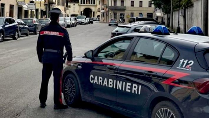 Prelievi di denaro non autorizzati e furti nella zona, 17 reati commessi nell’arco di due mesi. Denunciato 40enne italiano