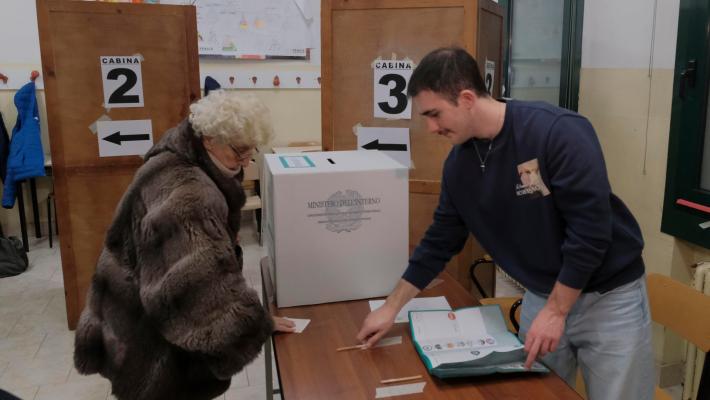 Elezioni regionali, le proiezioni: centrosinistra in vantaggio in Campania e Puglia, il centrodestra tiene in Veneto 