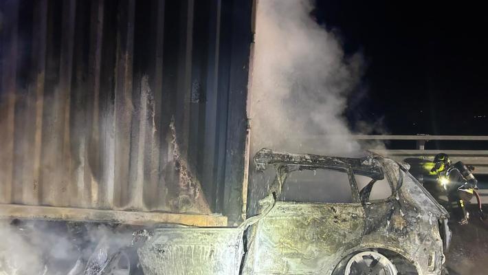 Tragico sorpasso in A15: auto finisce contro un camion,  un morto carbonizzato