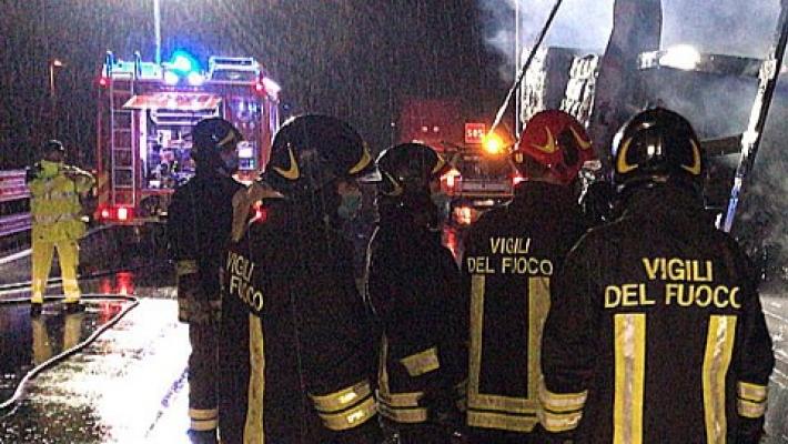 Tragico sorpasso in A15: auto finisce contro un camion,  un morto carbonizzato