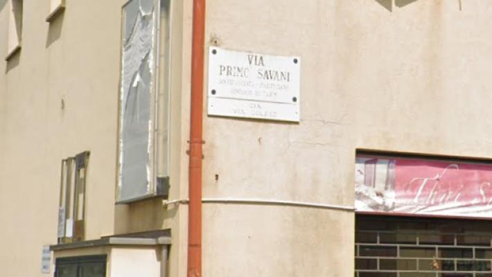 Ennesima lite tra i due fidanzati in via Savani, questa volta ci sono anche i famigliari: lui denunciato, lei aggredisce i poliziotti e danneggia la volante è stata arrestata