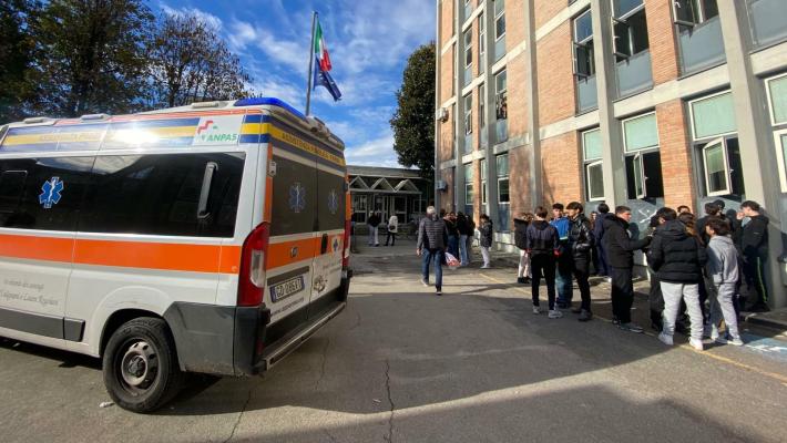Vigili del fuoco e 118 al Melloni per sospetto gas urticante - In aggiornamento