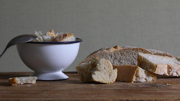 Non è mai pane «vecchio» bensì pane «di ieri», protagonista di tante ricette di casa nostra e non solo