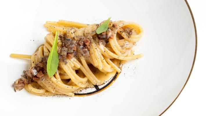 Spaghetti burro, alici e tè affumicato