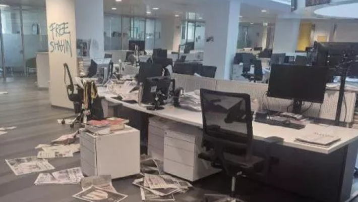 Un centinaio di manifestanti assalta la sede della Stampa