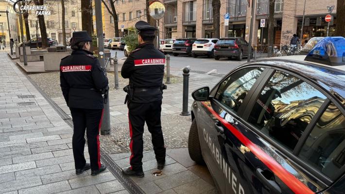 Parma: tenta di uscire dal supermercato con della merce nascosta sotto i vestiti. Scoperto dal titolare lo aggredisce per scappare. Arrestato per rapina 29enne straniero 
