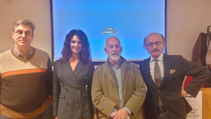 Acqua: fiumi, terra, mare e marte. Geograficamente è ovunque; perfino in «un mare di teatro»