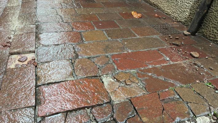 Si sgretola il selciato delle vie Copelli e Adhemar per il troppo traffico