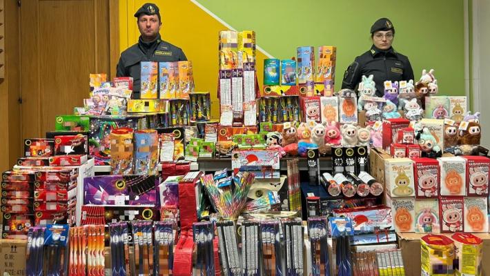 Sequestrati 50 mila articoli pirotecnici e 230 peluche Labubu contraffatti in due empori cinesi. Un denunciato 