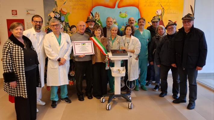 Gli Alpini di Collecchio-Gaiano donano un elettrocardiografo all’Ospedale dei Bambini