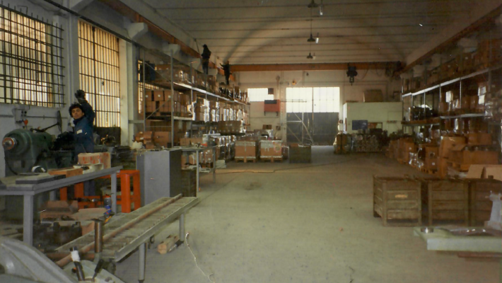 Ogni azienda, per crescere, deve saper riconoscere quando è il momento di cambiare rotta. Per CMS, quel momento arrivò dopo pochi anni di attività.