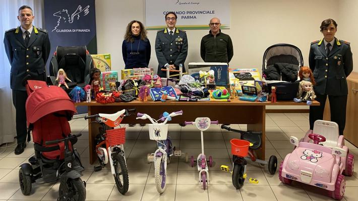 Guardia di finanza Parma: donati all’organizzazione di volontariato “centro di aiuto alla vita” di parma abiti, giocattoli e attrezzature per l’infanzia.